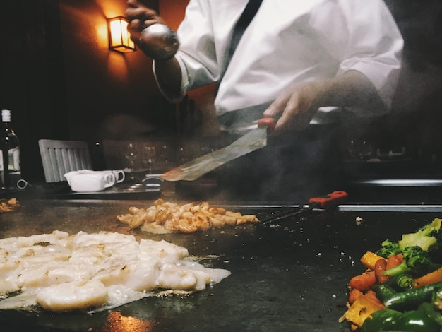 Kucharz przygotowujący potrawę w kuchni