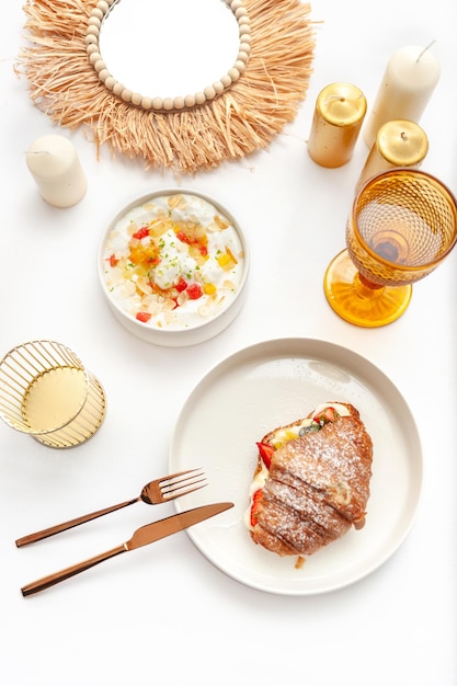 Kolacja przy świecach z talerzami potraw